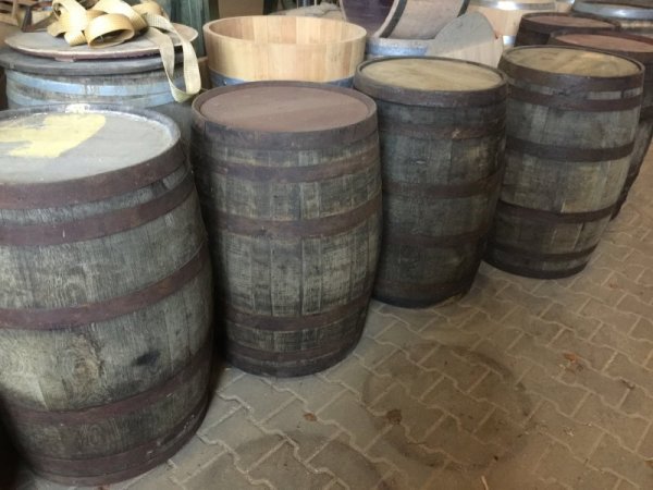 Whiskyfass als Stehtisch Eichenfass gebraucht Tischfass Holzfass rustikal Deko Fass